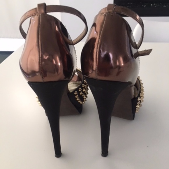 Smoking hot black and bronze studded peep toe shoe - Picture 7 of 8